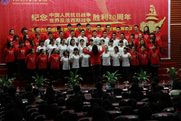 2014级和2015级法学一班演唱歌曲《抗日军政大学校歌》、《中国,中国,鲜红的太阳永不落》.JPG